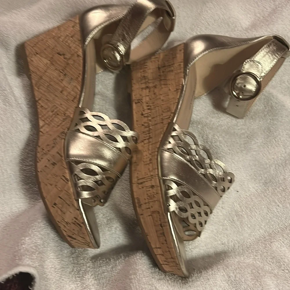 - Isaac Mizrahi  metallic platform sandals.  Size 9.5 wide‎